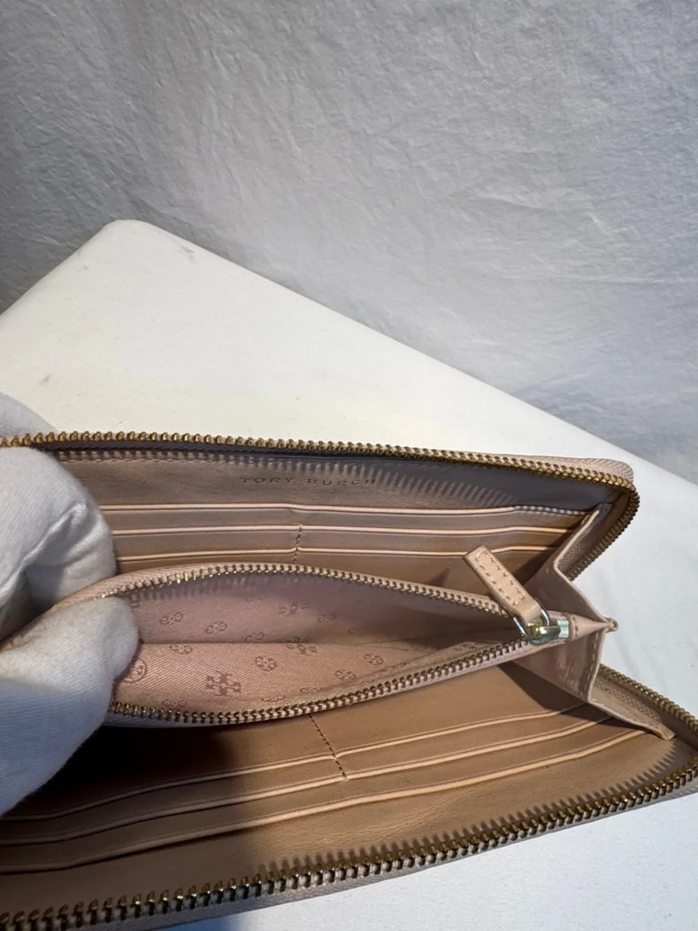 Tory Burch Taupe Pebbled Leather Zip Wallet with Logo - Picture 6 of 12